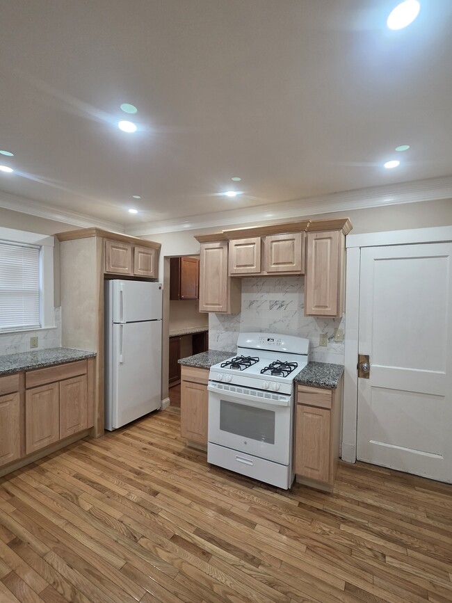 Building Photo - 14 Vera St