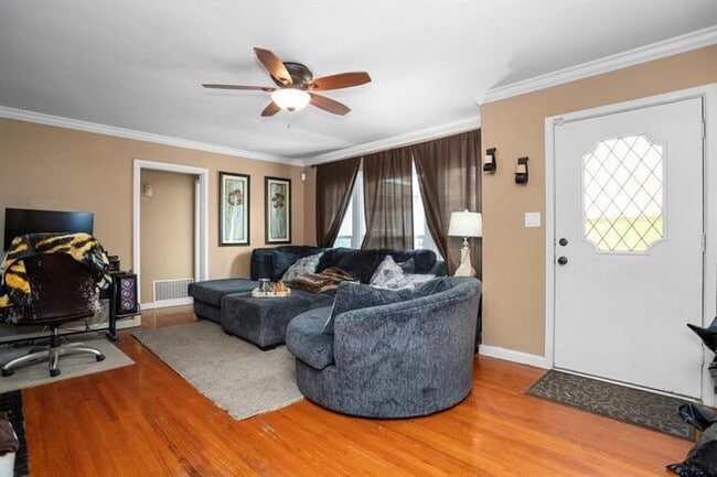Building Photo - 3 Bedroom 2 Bath 2 Carport Rental in Lindale!