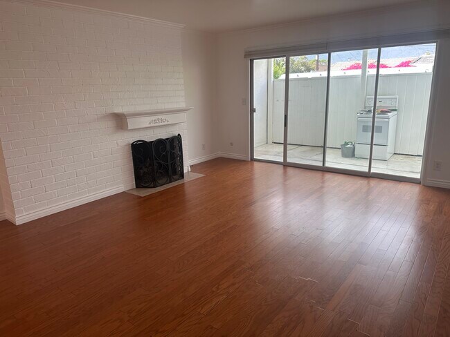 Living Room - 933 W Huntington Dr