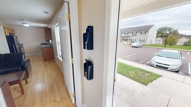 Building Photo - 601 Honeysuckle Ln