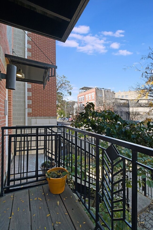 Building Photo - 4b3b Duplex Living in The Heart of Wicker Park