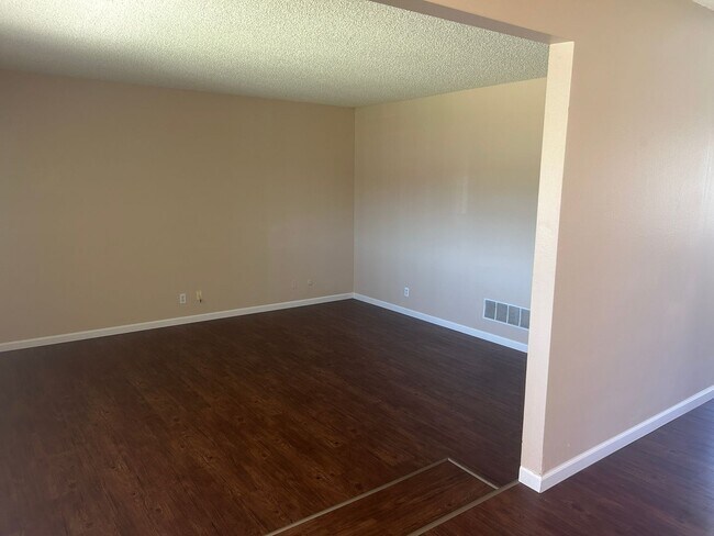 Foto del edificio - Stay cool in Lemoore in this spacious home...