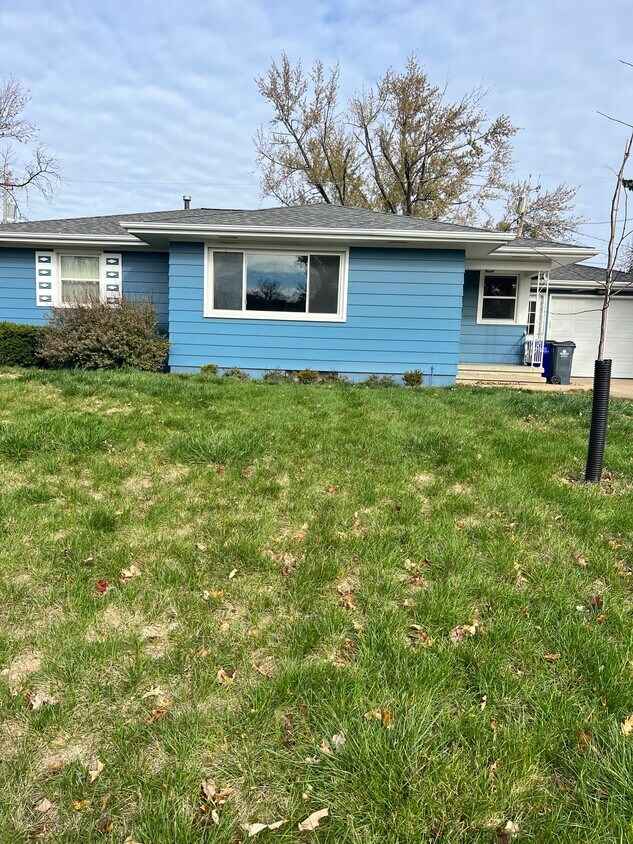 2222 Evergreen St NE, Cedar Rapids, IA 52402 House Rental in Cedar