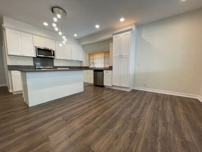 Building Photo - BEAUTIFUL 4 BEDROOM + 3 BATHROOM HOUSE IN SANTA CLARITA AVAILABLE NOW!