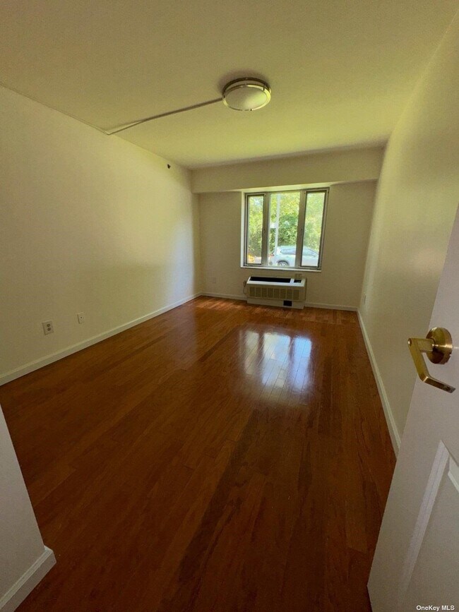Foto del edificio - 64-34 Grand Central Pkwy