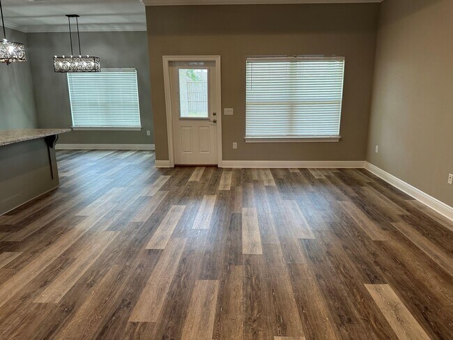 Building Photo - 1807 Thunderbolt St