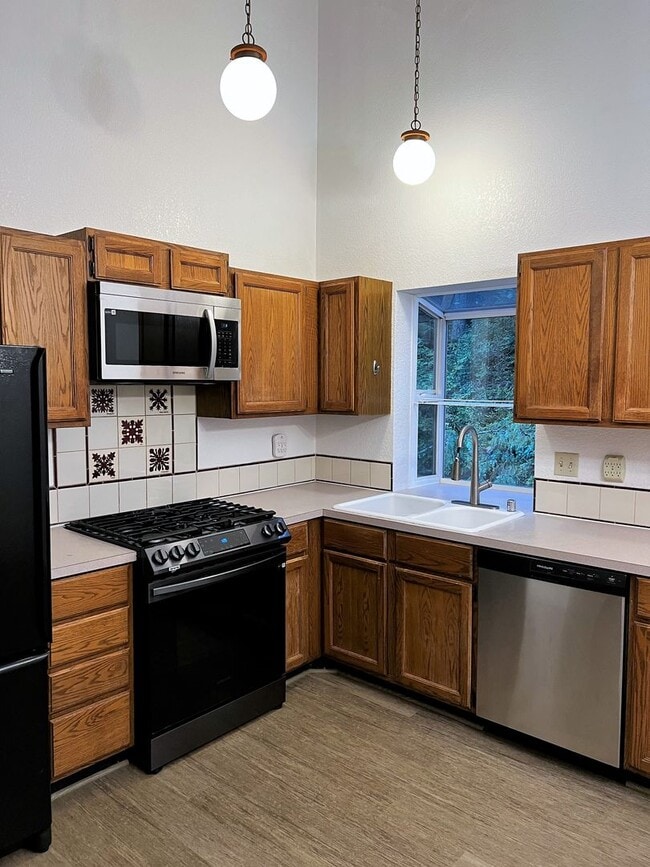 Building Photo - Poulsbo area home.