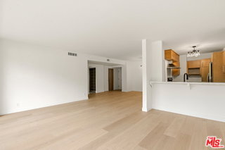 Foto del edificio - 8787 Shoreham Dr