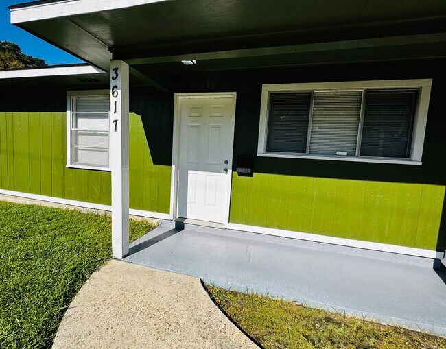 Foto del edificio - 3617 Clayton Dr