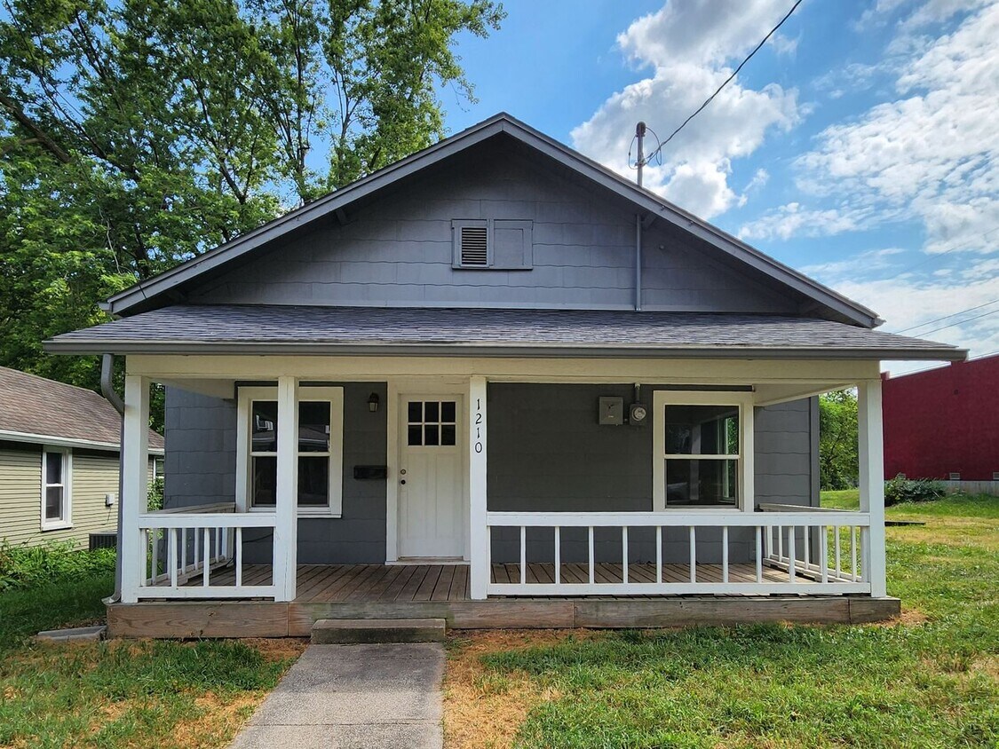 Foto principal - Spacious 3-Bedroom, 1-Bathroom Home AVAILA...