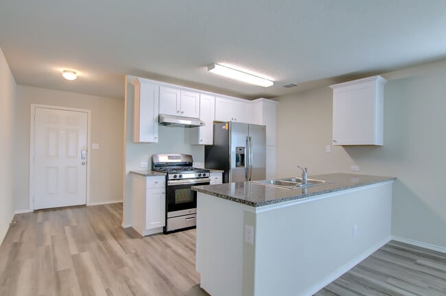 Kitchen - 31553 Acacia Vis