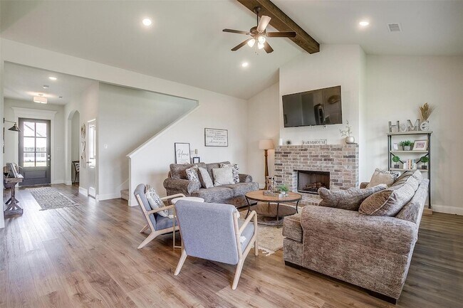 Building Photo - 524 W Thoroughbred