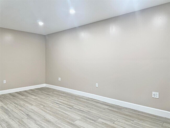 Building Photo - 1650 SW 117th Ave