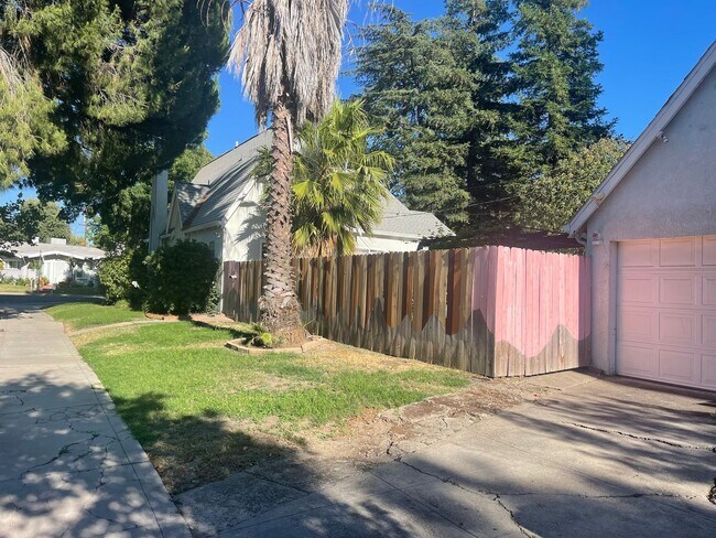 Foto del edificio - Cozy 2 bedroom bungalow home near UOP