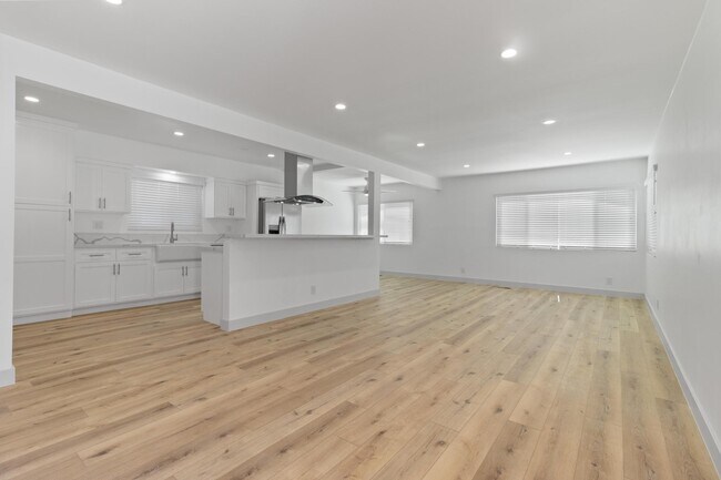 Foto del edificio - 8210 Pershing Dr