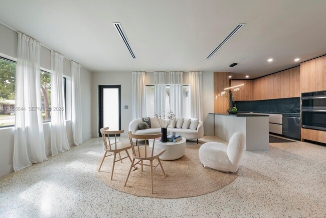 Foto del edificio - 311 NE 117th St