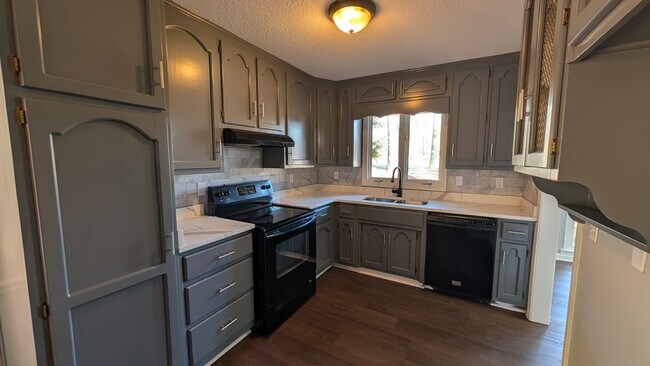 Foto del edificio - Totally Renovated and Spacious with Huge Basement and Yard