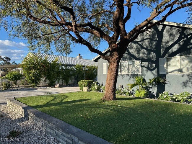 Foto del edificio - 504 Falcon Ln