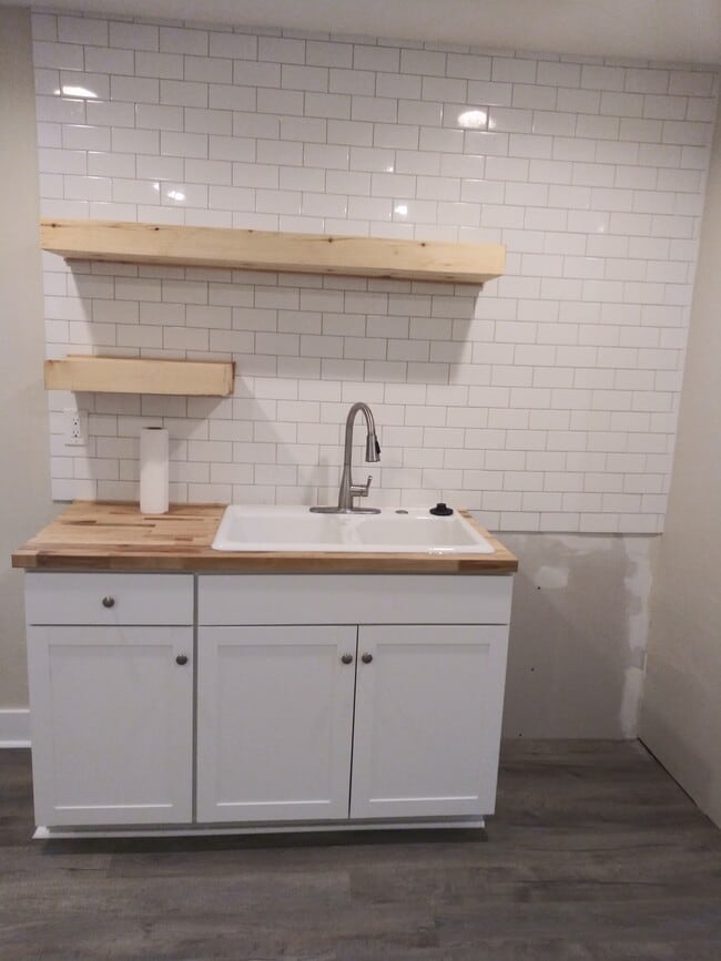 Kitchenette - 1026 S Clay St