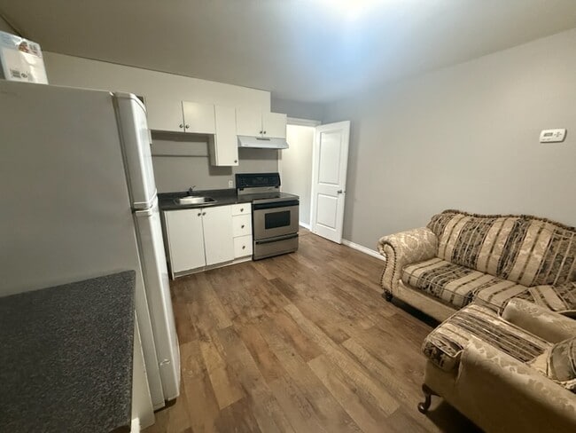 Building Photo - 8009 Melburn Dr