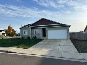 Building Photo - 818 SE Palomino Ct