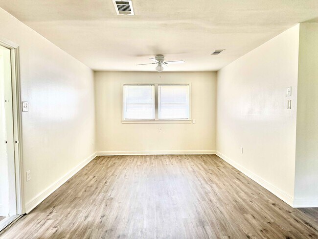 Foto del edificio - 343 S Fairfax Dr