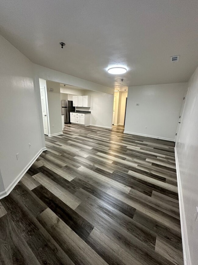 Building Photo - $1180 for 1 bedroom in a 4 Bedroom Apartme...