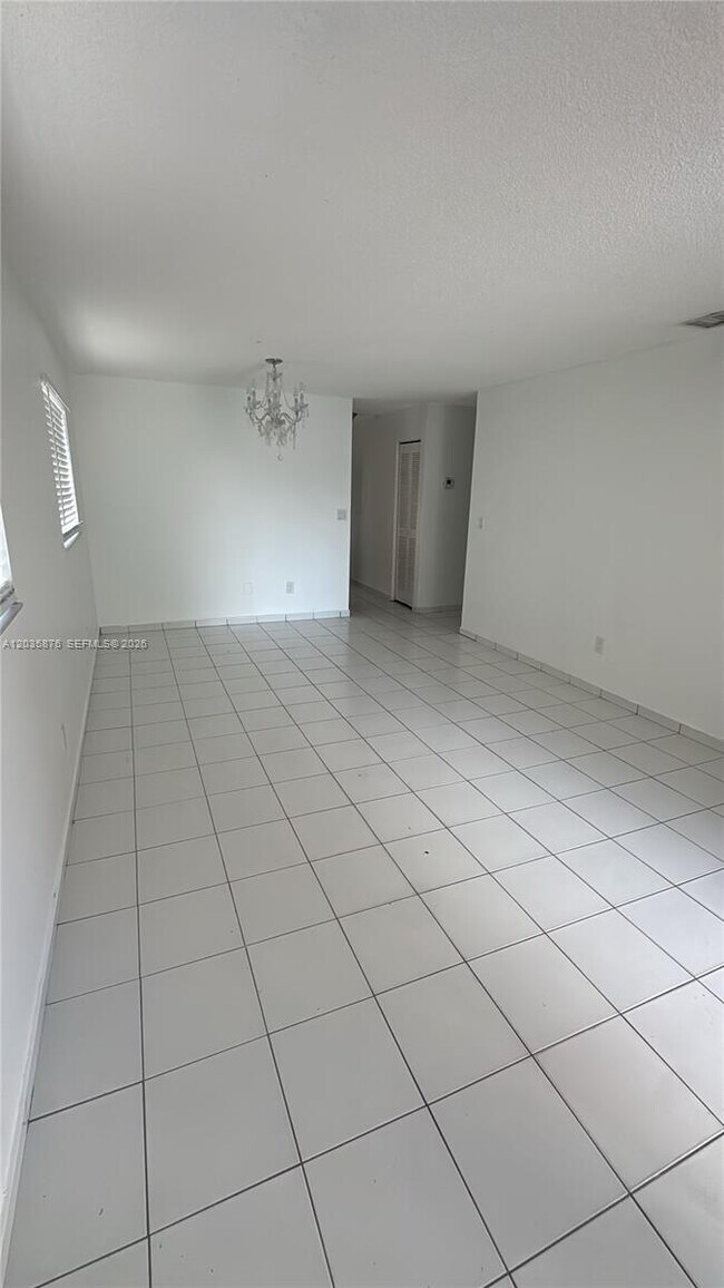 Foto del edificio - 830 W 75th St