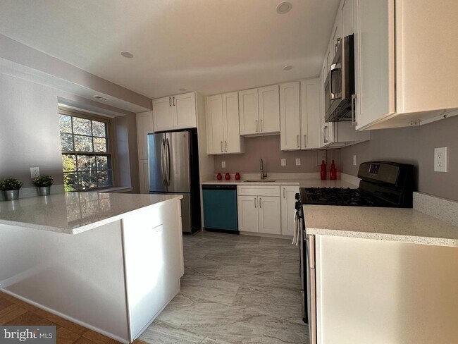 Foto del edificio - 6012 Westchester Park Dr