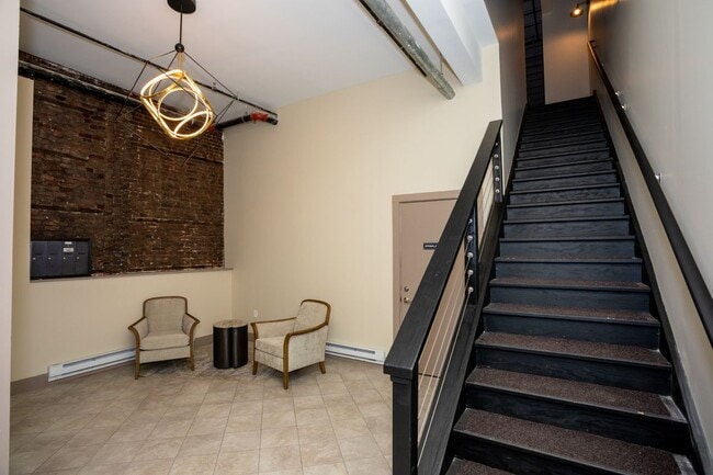 Building Photo - 413 S Warren St
