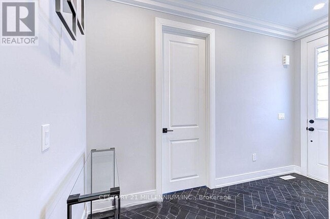 Building Photo - 2 Seaton Cres