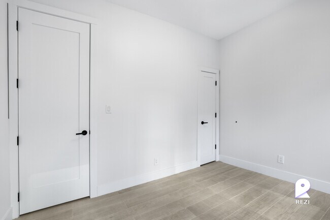 Building Photo - 305 E 75th St