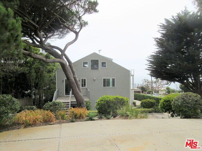 Building Photo - 7012 Birdview Ave