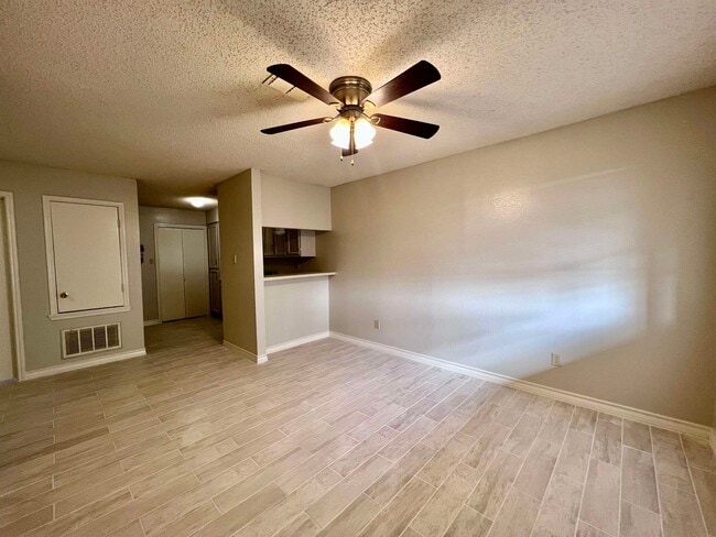 Foto del edificio - 216 E Cherry Ln