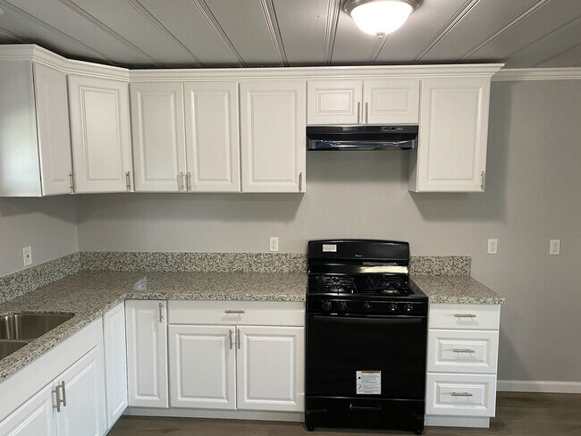 Building Photo - 500 W. LERDA AVE - 2 BEDROOM 1 BATHROOM - ...