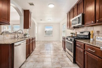 Building Photo - 1195 Quarterhorse Dr