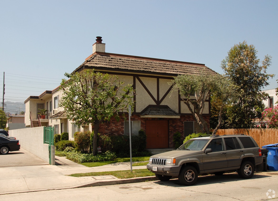 Building Photo - 10842 Landale St