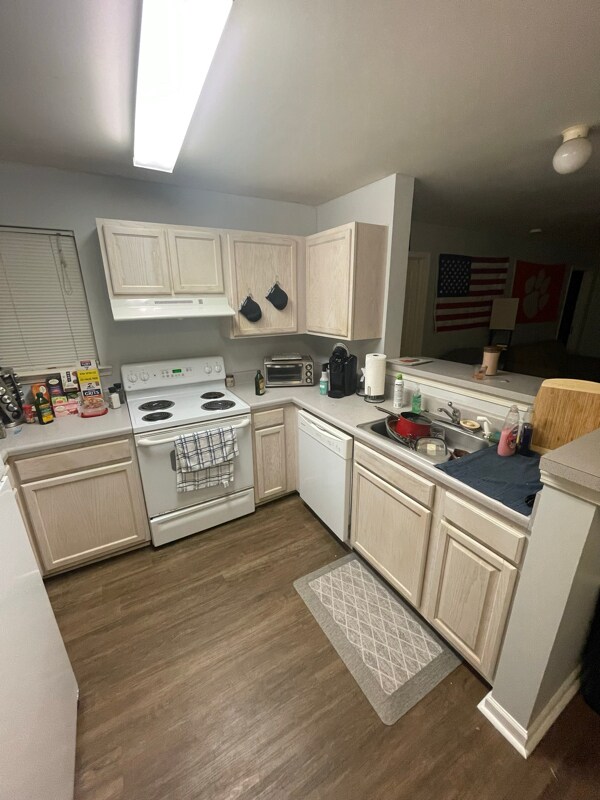 Foto del edificio - 121 University Village Dr