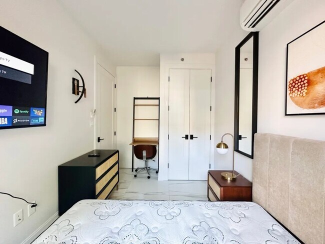 Foto del edificio - Furnished room/NOT APARTMENT