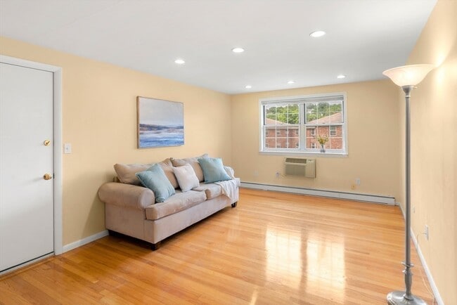 Building Photo - 12 Colonial Village Dr