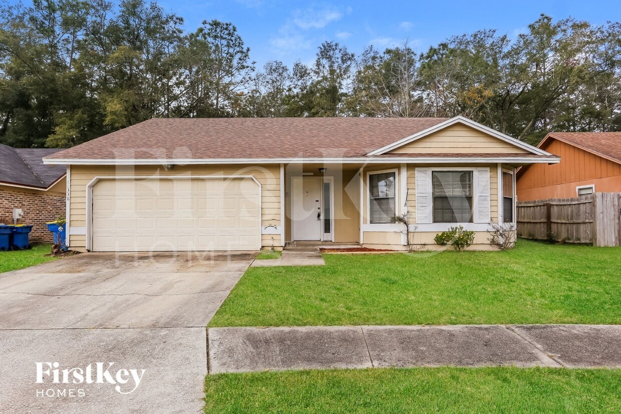 Foto principal - 11338 Island Shore Dr W