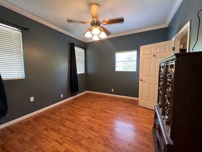 Building Photo - CHARMING HIGHLAND DUPLEX (UPSTAIRS UNIT)