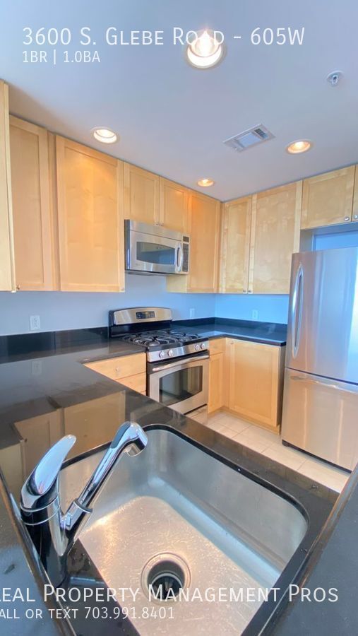 Building Photo - Sundrenched Arlington Condo at the Popular...