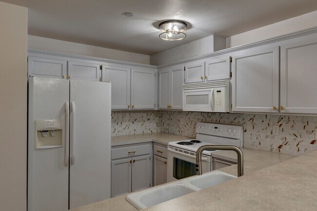 Foto del edificio - Updated 2 Bedroom 2 Bath Condo near Ft. Nu...
