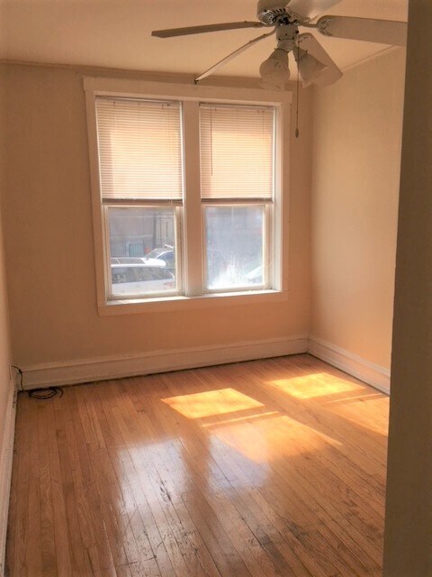 Building Photo - 1042 W George St