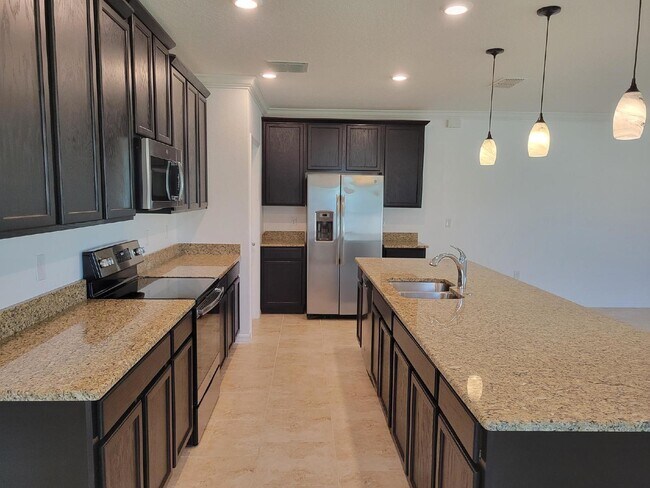 Building Photo - Clean, Spacious 3/2 Beauty in Davenport