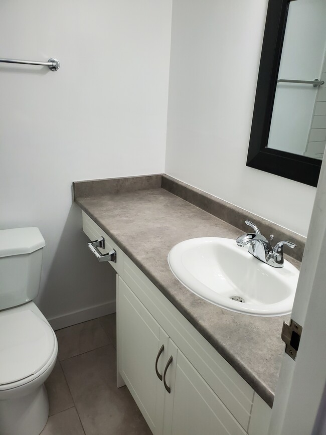 Building Photo - RENOVATED 1Br + Flex