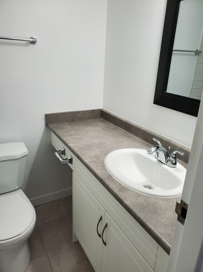 Photo du bâtiment - RENOVATED 1Br + Flex