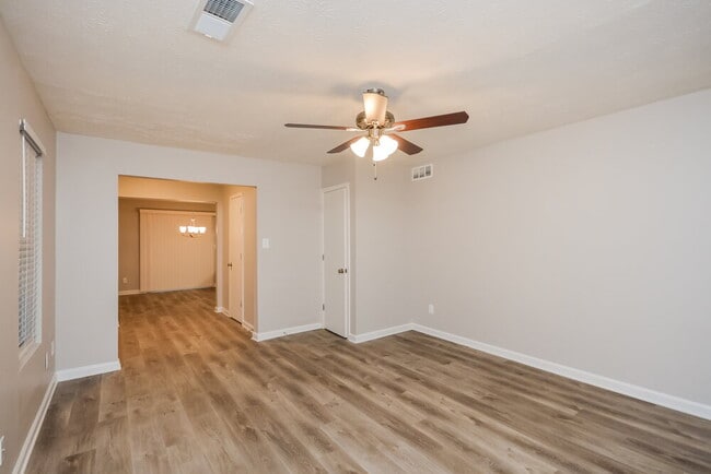 Foto del edificio - 5029 Brittany Dr