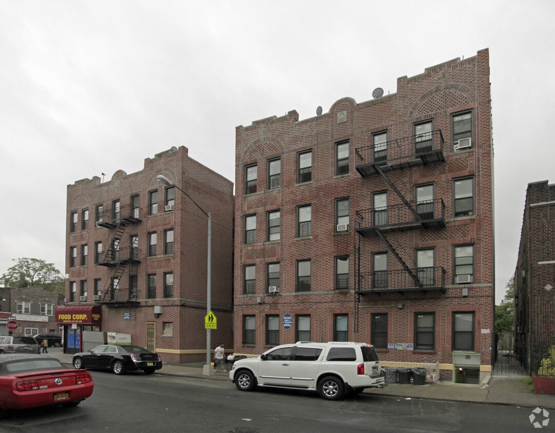 Building Photo - 250 E 96th St